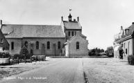 De Sint Servatiuskerk in het Wijbosch gezien vanaf de Mgr. van de Venstraat. De pastorie en kerk werden in 1951 gebouwd naar een ontwerp van architect J.J.M. van Halteren. Voor meer details klik hier.