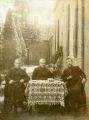 Drie priesters achter de pastorie van de Sint Servatius parochie centrum. Voor meer details klik hier.