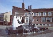 De fontein op de Markt voor het gemeentehuis. Voor meer details klik hier.