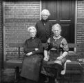 Irene Bosius Raupp (1856) staand met haar 2 zussen. Voor meer details klik hier.