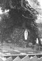 Zoals bij veel kloosters van de zusters had ook het weeshuis zijn bekende Lourdesgrot.