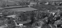 Luchtfoto uit 1952 daarop Huize de Borne met tennisbanen in de tuin. Voor meer details klik hier.