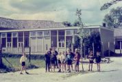 Noodlokaal aan de achterzijde van de lagere jongensschool Aloysiusschool van de Boschweg. De kinderen staan in de Dahliastraat. Voor meer details klik hier.