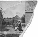 Links op de foto nog een stukje van een een wiek van de standerdmolen De Hoop aan de Voortstraat van Molenaar Goijaerts later van de Ven. De molen is afgebroken in 1935. Voor meer details klik hier.