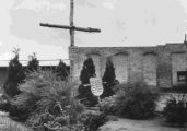 Het grote kruis geplaatst bij het Sint-Barbaraklooster als hommage aan de slachtoffers van de granaatweken.