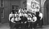 KJV (Katholieke Jonge Vrouwen) opgericht in 1928 achter het Patronaat aan de Kluisstraat 11. Voor meer details klik hier.