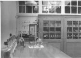 Het laboratorium in de fabriek van Jansen de Wit (heren Kors en Stoeltjens). Voor meer details klik hier.