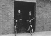 De zusters verbonden aan de Maria Bijstandschool fietsten van het moederhuis naar de wijk Hoevenbraak vice versa.