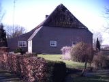 Langgevelboerderij Schootsestraat 46 gebouwd in 1700. In 2012 is het dak opnieuw gerestaureerd. Op de voorgevel staat het bouwjaar 1700. De eerste steen werd gelegd door Jan Lathouwerensen in 1700.