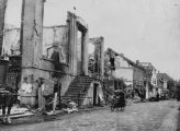 Panden die tijdens de granaatweken in 1944 zwaar werden beschadigd. In oktober 1944 werd het gemeentehuis door brand totaal vernield. Voor meer details klik hier.