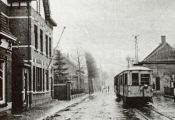 Een tram met dieselmotor ter hoogte van het postkantoor in de Hoofdstraat. Voor meer details klik hier.