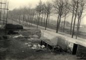 Bouwlocatie van de Boschwegse kerk met werkketen, 28 maart 1929. Zicht op de Boschweg met tramrails. Op de achtergrond de omgehakte bomen van het gemeentebos. Voor meer details klik hier.
