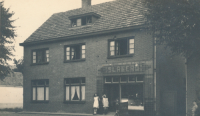 Zus, Mieke en Jan Voets voor de ouderlijke slagerij Hoofdstraat 140 gebouwd in 1931. Voor meer details klik hier.