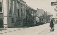 De tram die in 1899 voor het eerst door Schijndel reed werd voor het personenvervoer opgeheven in 1932. In 1934 werd ook het goederenvervoer per tram gestopt. In 1936 werden de rails opgebroken. Voor de tram staat Karel van Raamsdonk. Voor meer details klik hier.