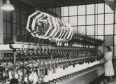 Werkneemster bezig met het overspoelen van garens in de fabriek van Jansen de Wit. Voor meer details klik [/ hier.]