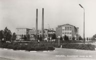 De fabriek van Jansen de Wit gezien vanaf de kruising Plein 1944 - Wijbosscheweg. Voor meer details klik hier.