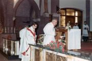 De eerste mis opgedragen door Piet Verhagen in 1969 in de kerk O.L.V van de Heilige Rozenkrans aan de Boschweg. Piet Verhagen en pastoor van Gorp. Voor meer details klik hier.
