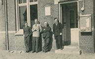 Voor het postkantoor aan de Hoofdstraat van links naar rechts; Voets, Jan van de Laar, Antoon Hermes en Henk Arts. Voor meer details klik hier.