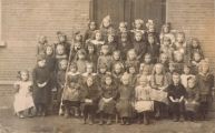 Openbare lagere school aan de Hoofdstraat, klassenfoto uit 1893. Voor meer details klik [/ hier.]