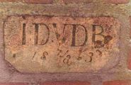 De gevelsteen die uit de oude bakkerij van Wouter van den Bergh komt en bij de sloop in 1977 in ieder geval van de ondergang is gered.