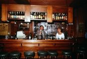 Rien en Trees van den Heuvel in 1980 achter de bar in Hotel de Zwaan Hoofdstraat 89-91. Voor meer details klik hier.