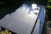 Op het kerkhof van de Boschweg. De grafsteen van Adriaans Josephus Pessers, geboren te Tilburg 24-04-1891, overleden te Tilburg 20-07-1972, stichter en pastoor van de Parochie O.L.V. van de Rozenkrans. Voor meer details klik hier.