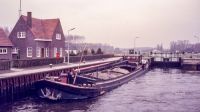 Sluis 3 in de Zuid Willemsvaart bij Schijndel, in de verte de Heeswijkse brug. De sluis is in 1991 vervangen door een nieuwe, grotere, sluis bij Schijndel. Voor meer details klik hier.