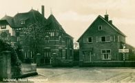 "Huize Nieuwegaard" was de woning van Harrie Bolsius. In 1907 werd dit pand gebouwd door Lambertus Bolsius. Afgebroken in 1968. Rechts het pand van familie Jansen. Voor meer details klik hier.
