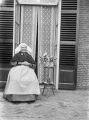 Vrouw van Toon Bolsius op het terras van Huize Nieuwegaard. Voor meer details klik hier.