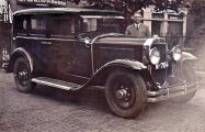 H.G.J. Bolsius staat naast zijn auto die hij reed als directeur van Nutricia Sint Oedenrode. Kenteken van de Buick is N-784, in 1908 afgegeven aan de heer Bolsius. Voor meer details klik hier.