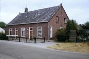 Op de Elschotseweg woonde Ber Koolen in 1982. Van 1973 tot 1977 was nr 5 in gebruik als kantoor van woningbouwvereniging Huis en Erf. Voor meer details klik hier.
