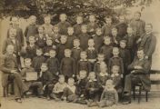 Openbare lagere school aan de Hoofdstraat, klassenfoto uit 1893. Voor meer details klik [/ hier.]