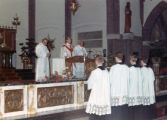 De eerste mis van Piet Verhagen in 1969 in de kerk van O.L.V. van de Heilige Rozenkrans op de Boschweg. Van links naar rechts: een onbekende priester, Piet Verhagen en pastoor van Gorp. Voor meer details klik hier.