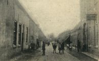 Pompstraat. Het pand links is Herberg de Wildeman. Frans Schrijvers had een café en slagerij op de hoek van de Pompstraat en de Hoofdstraat: "De Wildeman". Voor meer details klik hier.