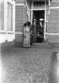 Drie dames (Bolsius Verstraaten ?) bij de voordeur van Huize Nieuwegaard met links de serre. Voor meer details klik hier.