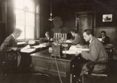 Kaarsenfabriek Bolsius; het administratiekantoor rond 1935. Van links naar rechts: Gijs van Oorschot, Zus Jansen-Saks, Janus van der Eerden, Harrie Steenbakkers procuratiehouder, Harrie Eyckemans. Voor meer details klik hier.