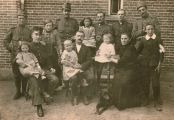 Familie van Veghel, tijdens de 1e wereldoorlog, poseert met ingekwartierde soldaten. Voor meer details klik [/ hier.]